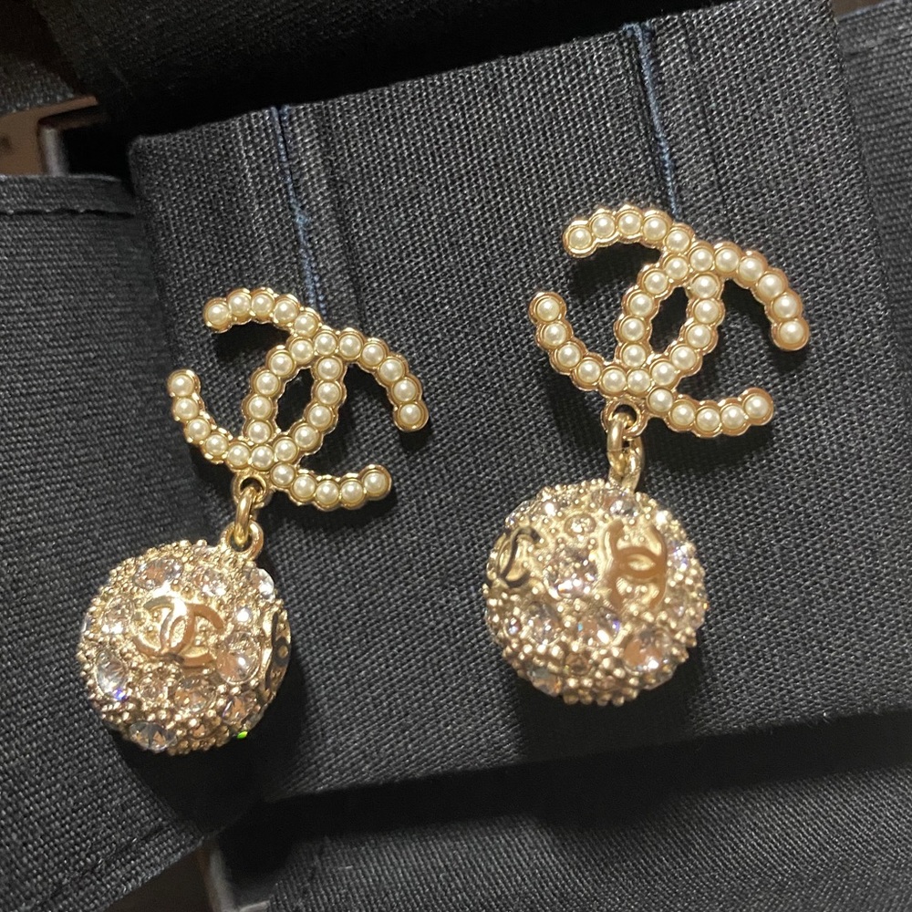 ❌SOLD❌ New Authentic 21A Chanel gold crystal and pearl dangle earrings